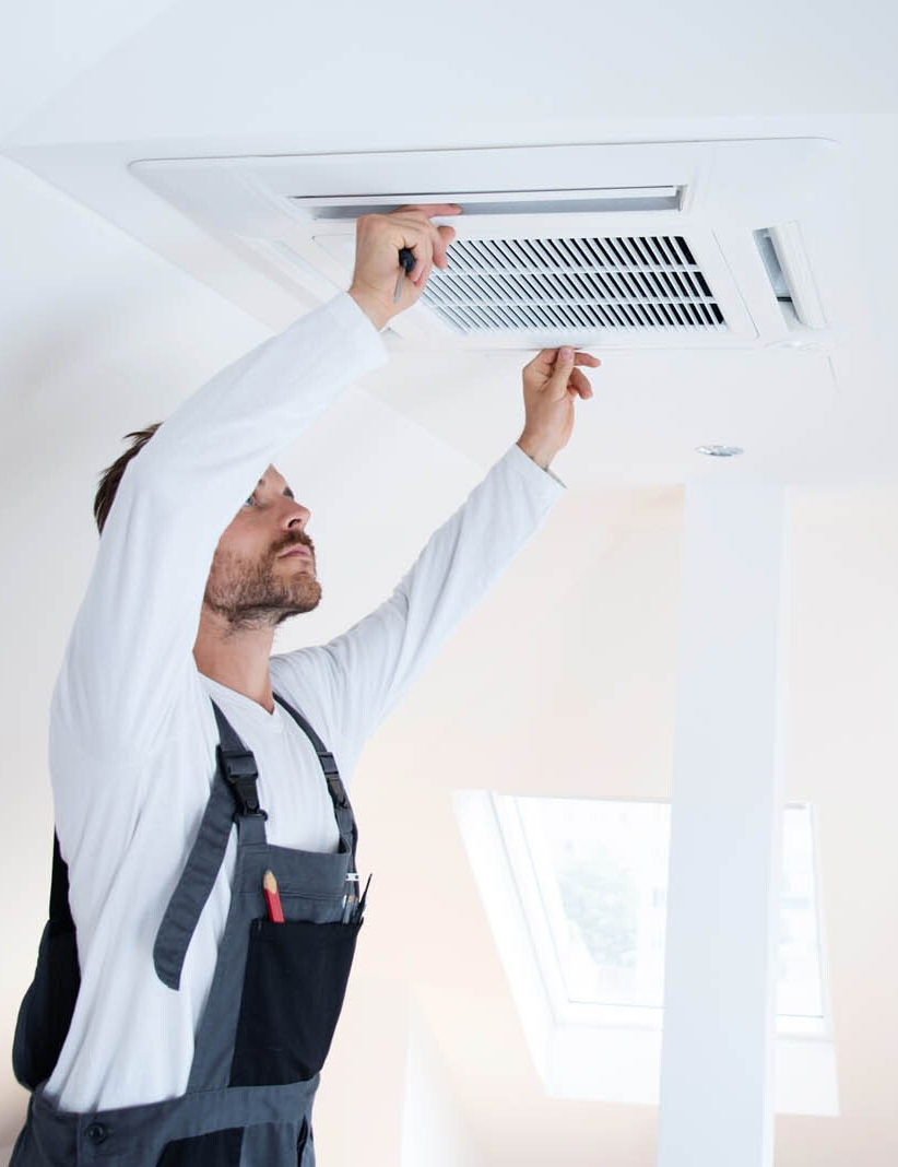 Spécialiste installant un système de climatisation