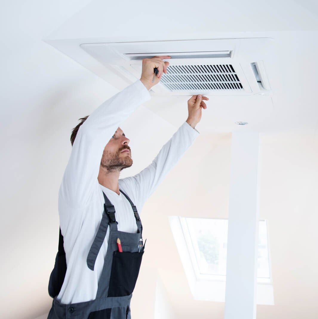 Spécialiste installant un système de climatisation