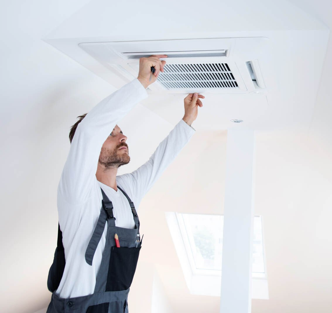 Spécialiste installant un système de climatisation