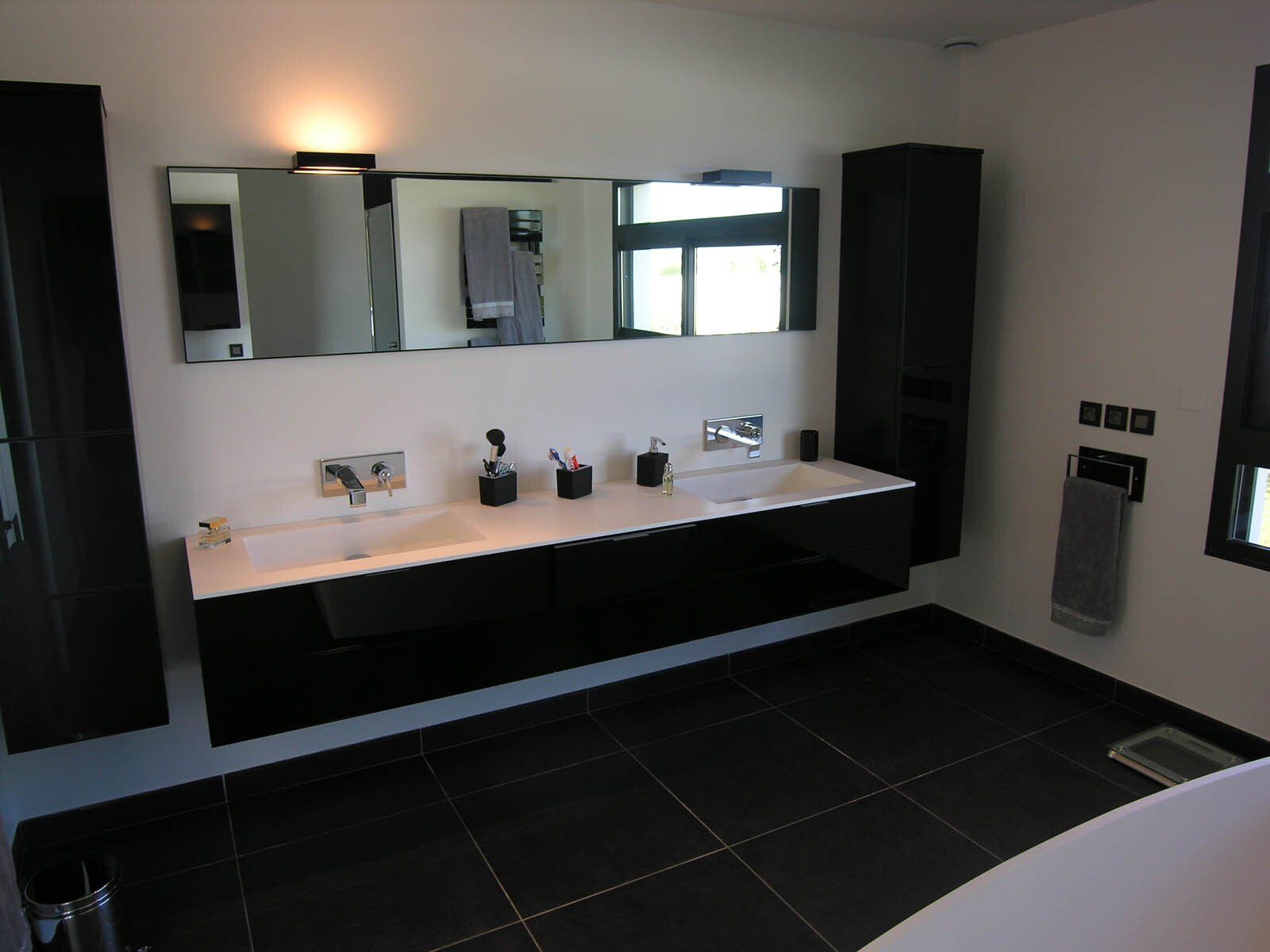 Salle de bains noire et blanche créée par l'entreprise Bailloeul