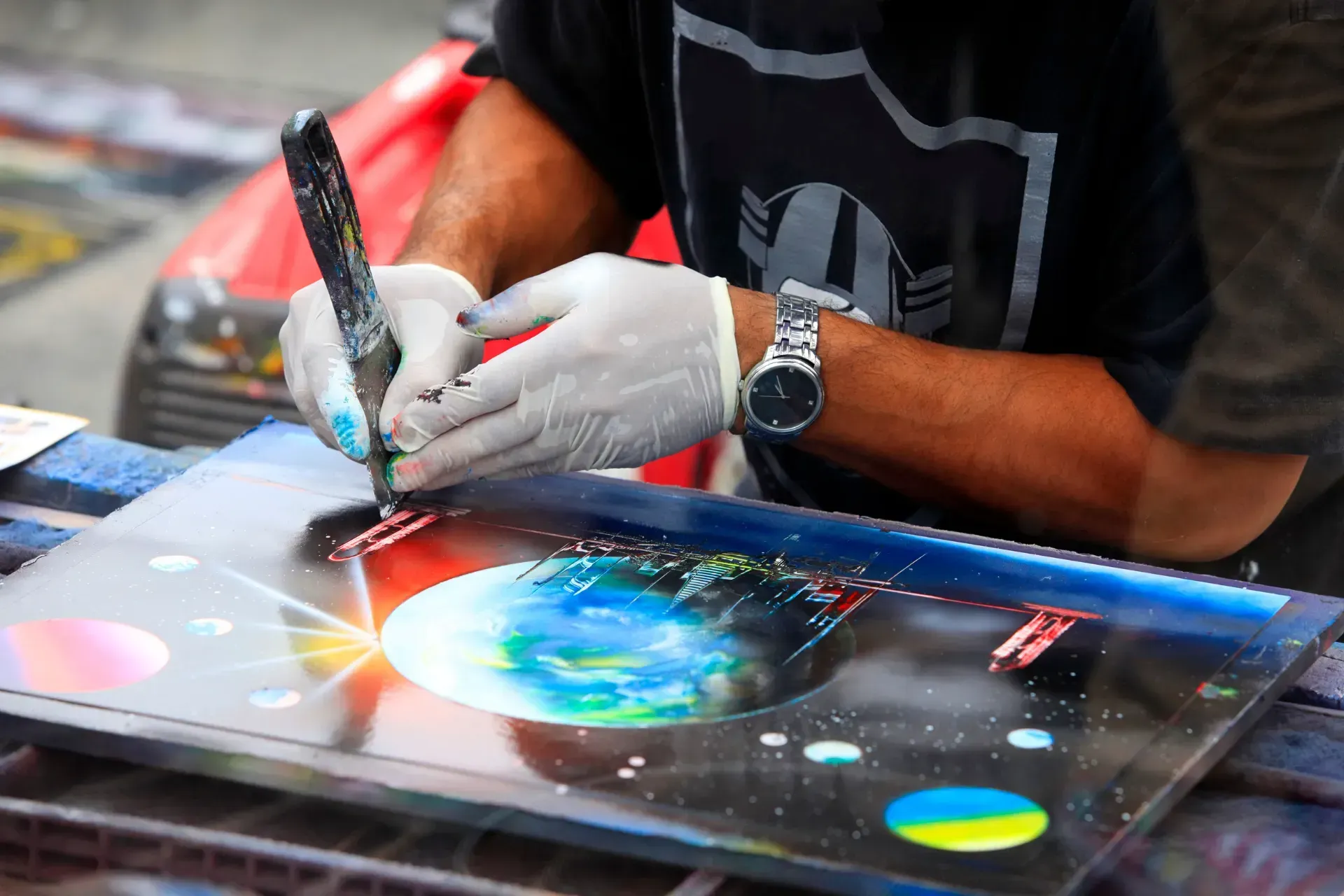 Un hombre que lleva un reloj está pintando un cuadro con un marcador.
