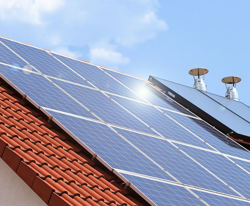 Ein Dach mit vielen Sonnenkollektoren darauf