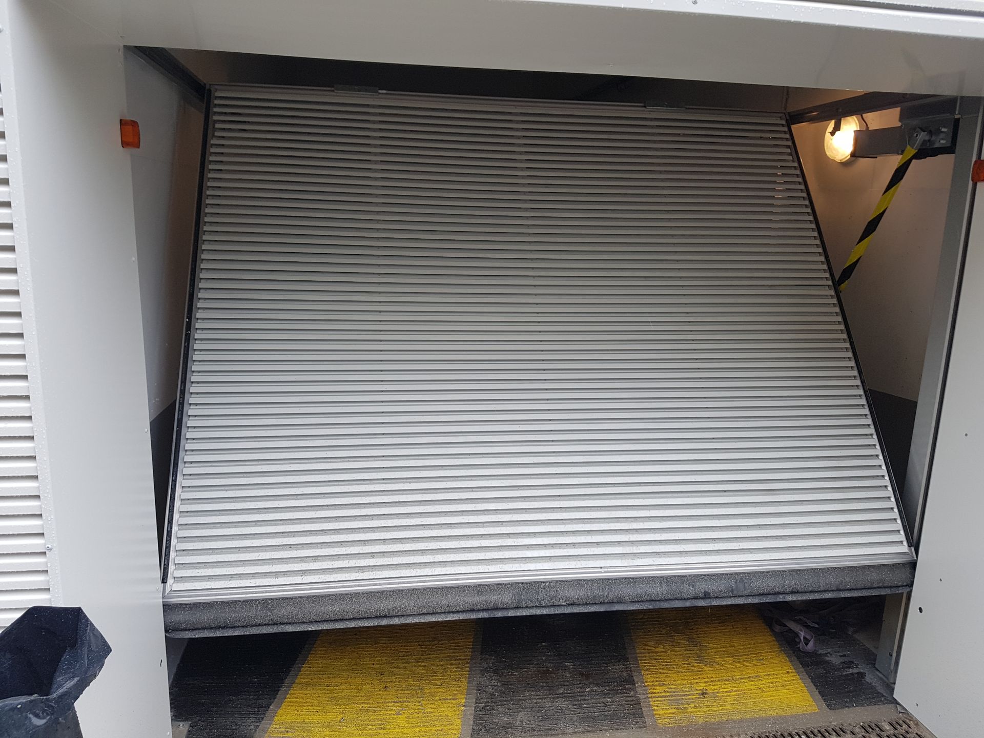 Une porte de garage basculante