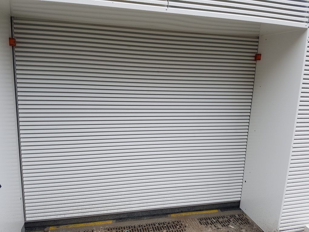 Une porte de garage à lames blanche