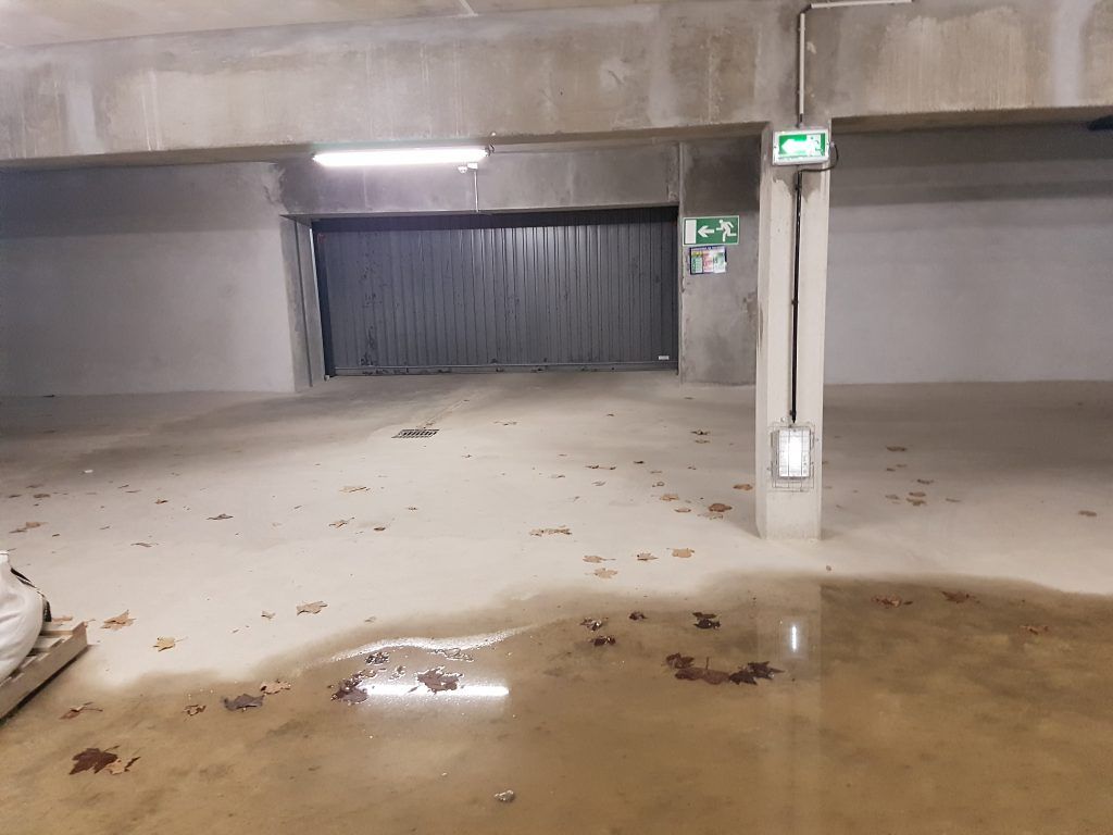Un parking avec sa porte de garage grise