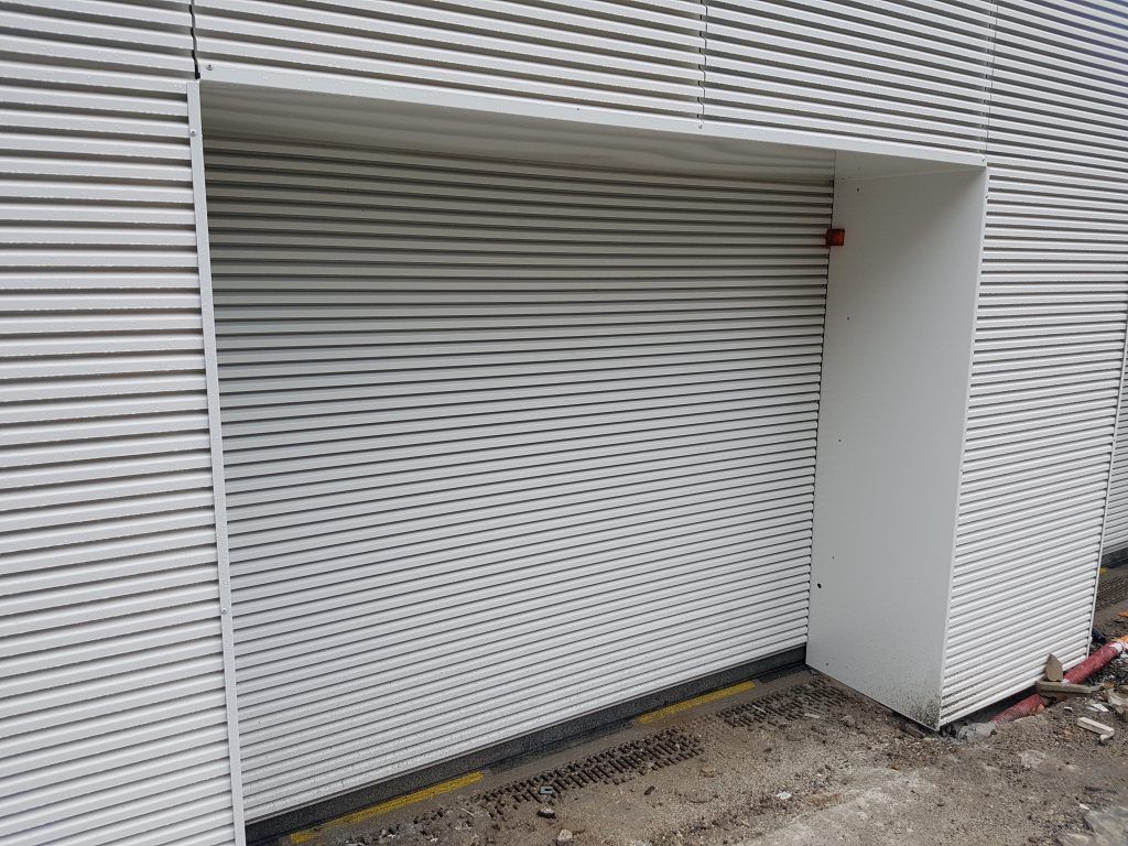 Une porte de parking blanche