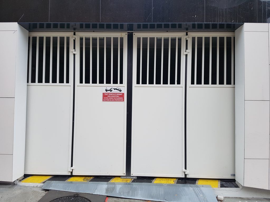 Une porte de garage blanche sectionnelle