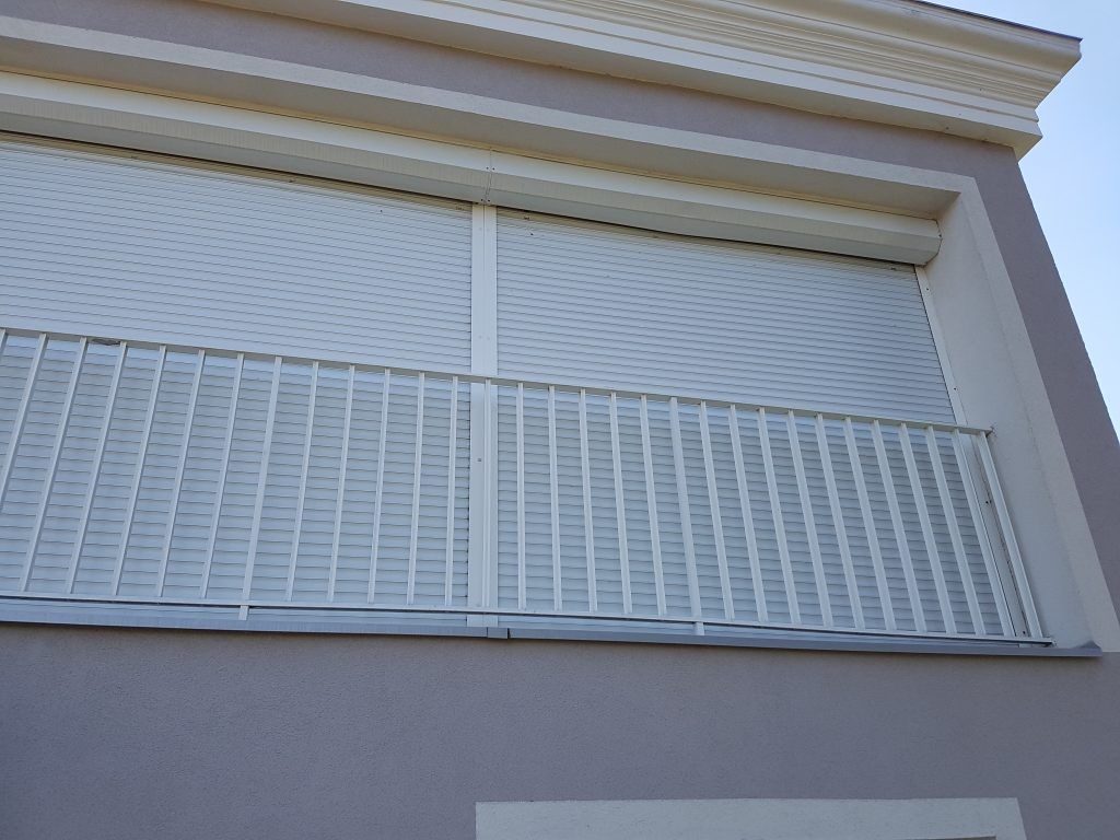 Garde-corps sur fenêtre et volets roulants