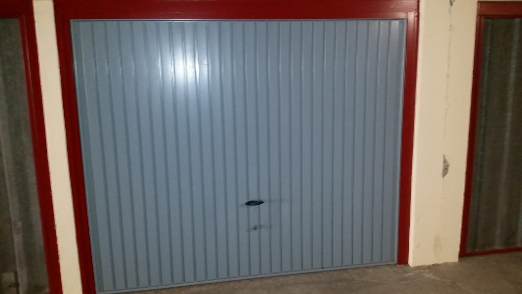 Une porte de garage avec contour rouge