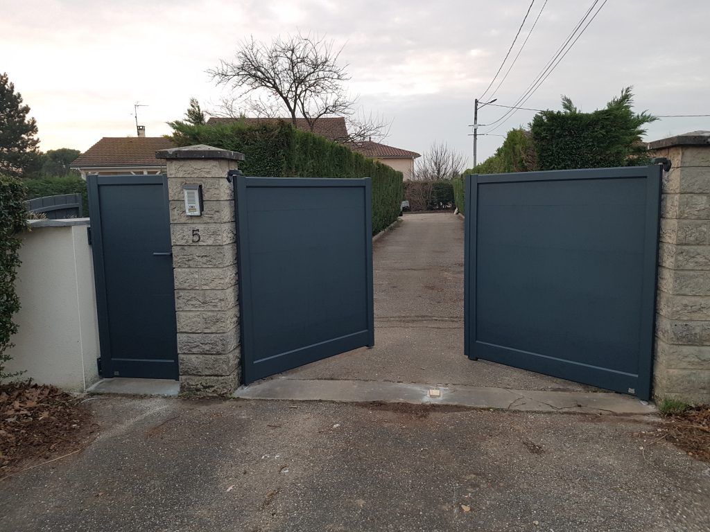 Un portail battant ouvert