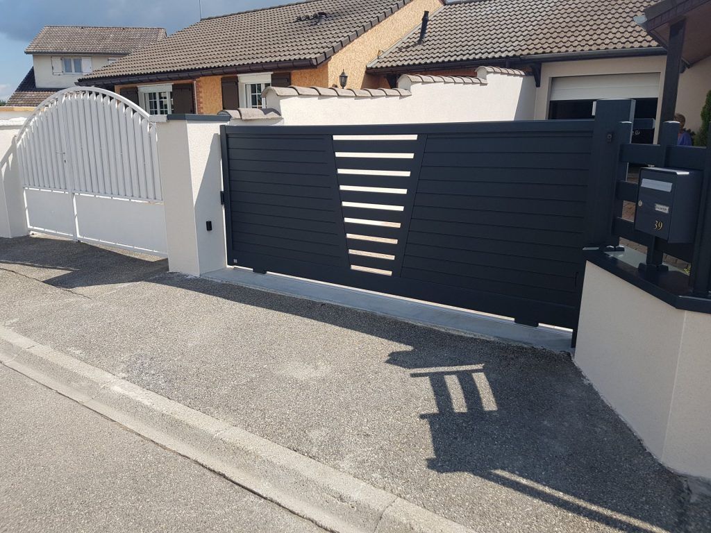 Portail coulissant en alu foncé