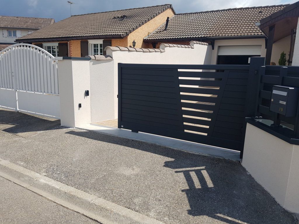 Portail coulissant et portail blanc