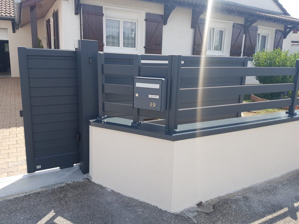 Petit portail en alu foncé et clôture