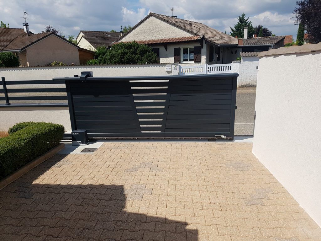 Portail en alu foncé