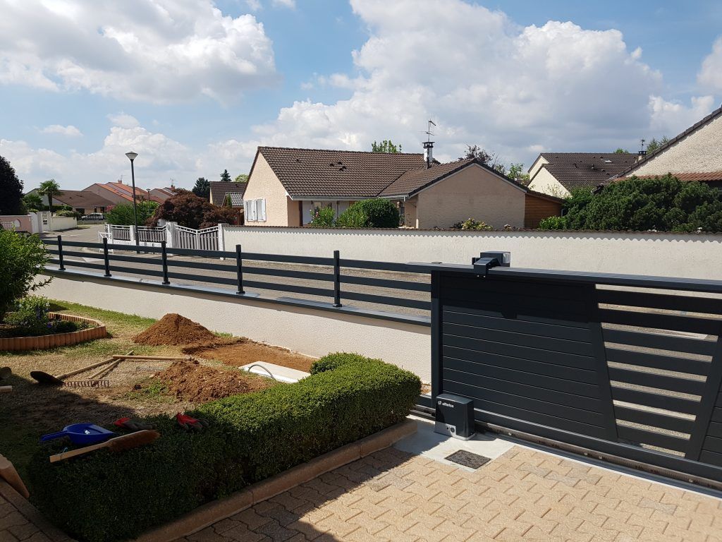 Jardin et portail en alu avec clôture