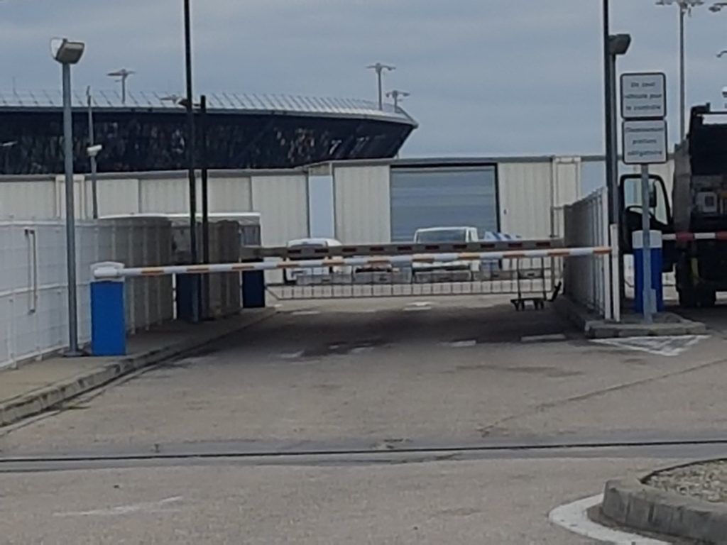 Une barrière levante de parking