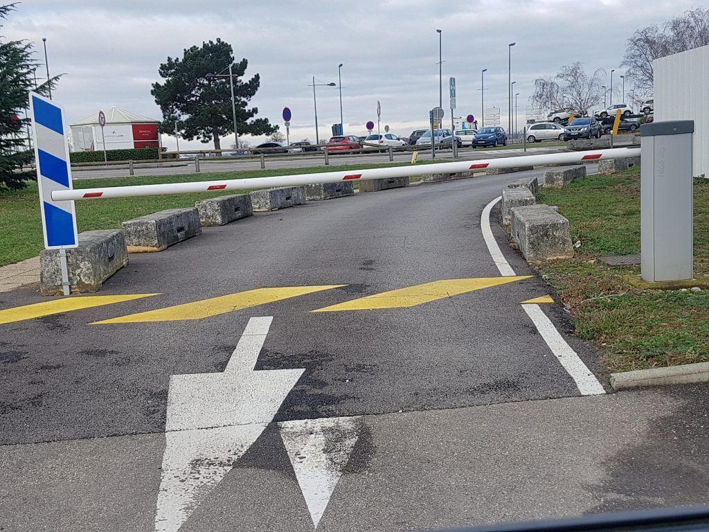 Une barrière levante de parking