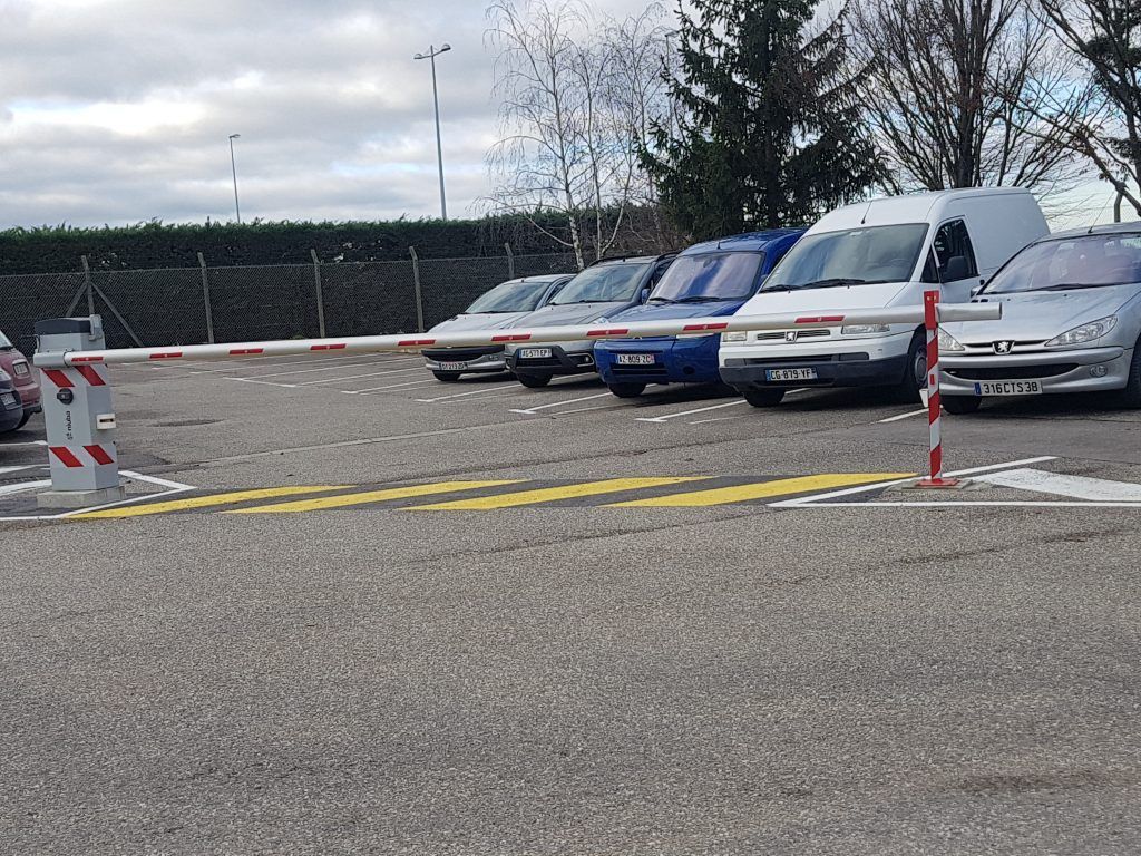 Série de voitures sur un parking