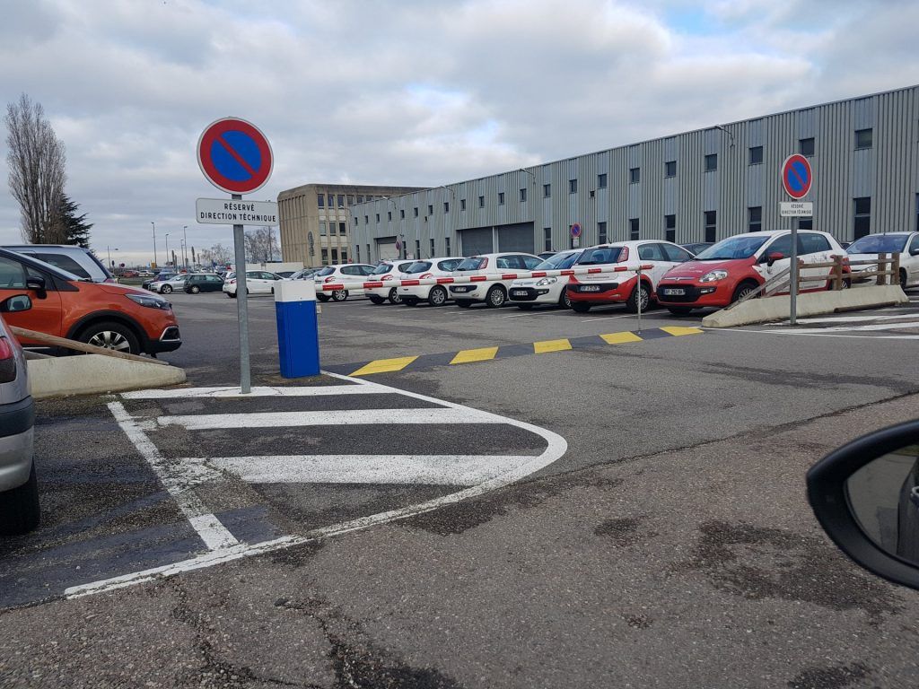 Un parking avec une barrière levante
