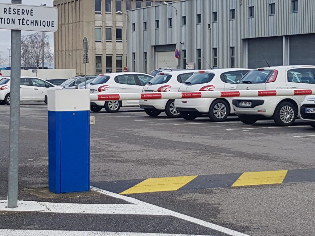 Barrière levante de parking et voitures