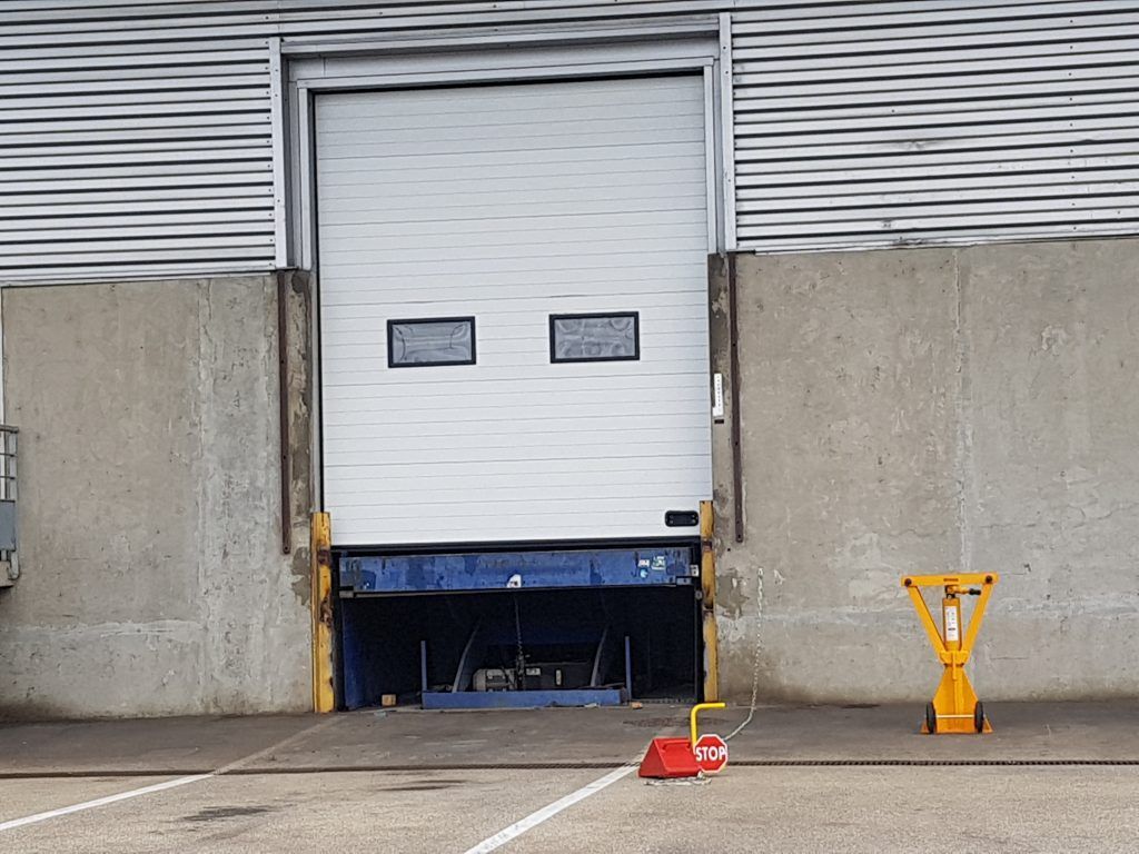 Porte industrielle blanche avec deux carreaux