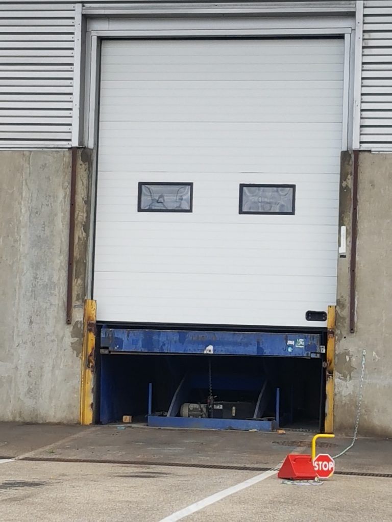 Porte de garage d'un entrepôt