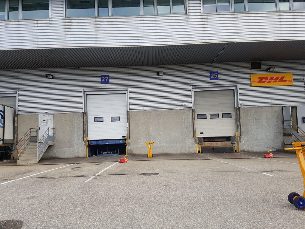Deux portes de garage dans un entrepôt