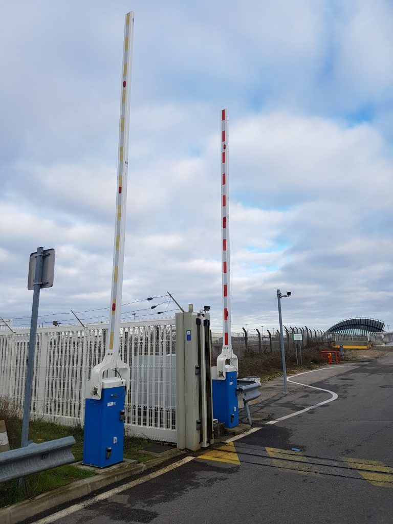 Deux barrières de parking levées