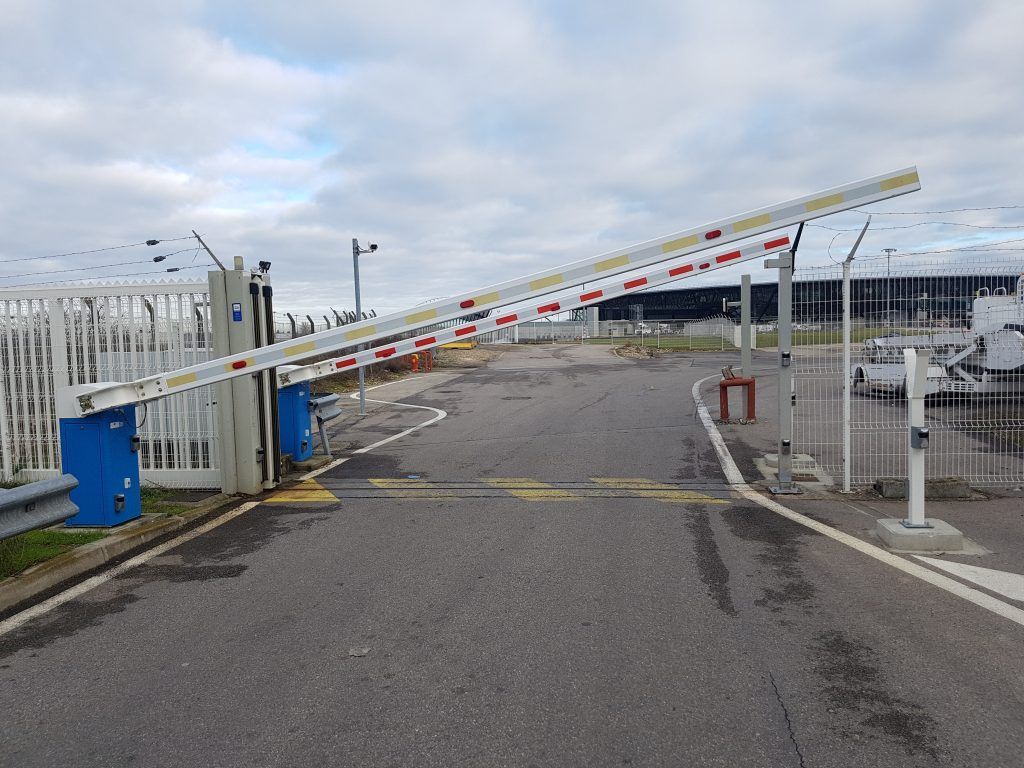 Deux barrières levantes de parking