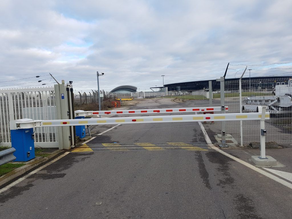 Deux barrières de parking automatiques