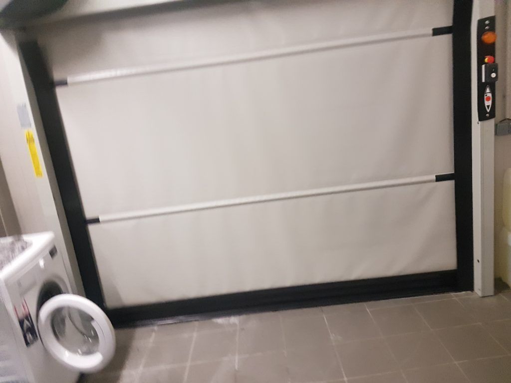 Machine à laver et porte industrielle