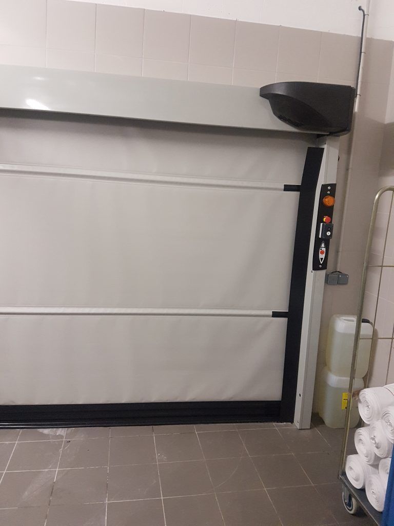 Une porte industrielle vue de l'intérieur