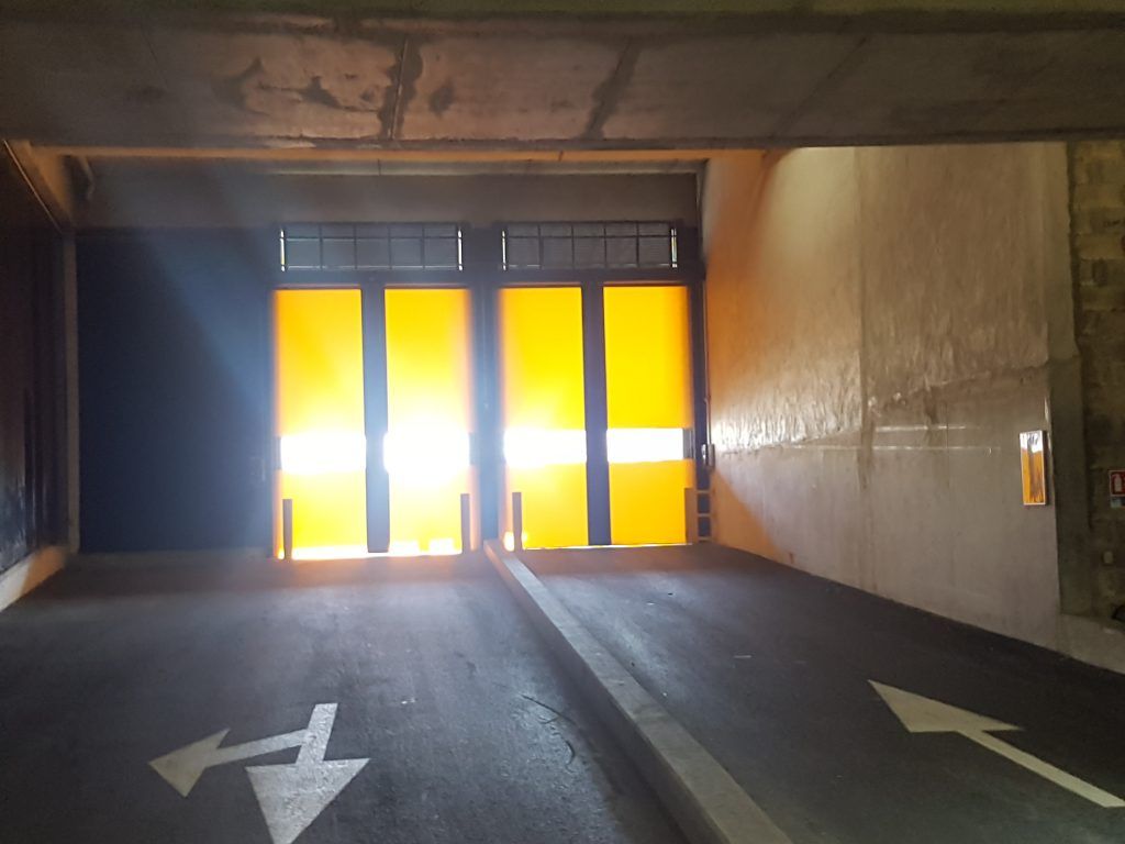 Porte de garage basculante vu de l'intérieur