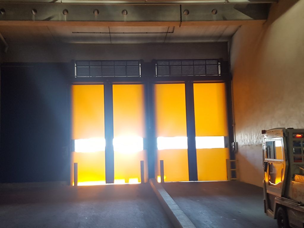 Vue d'intérieur sur deux portes industrielles