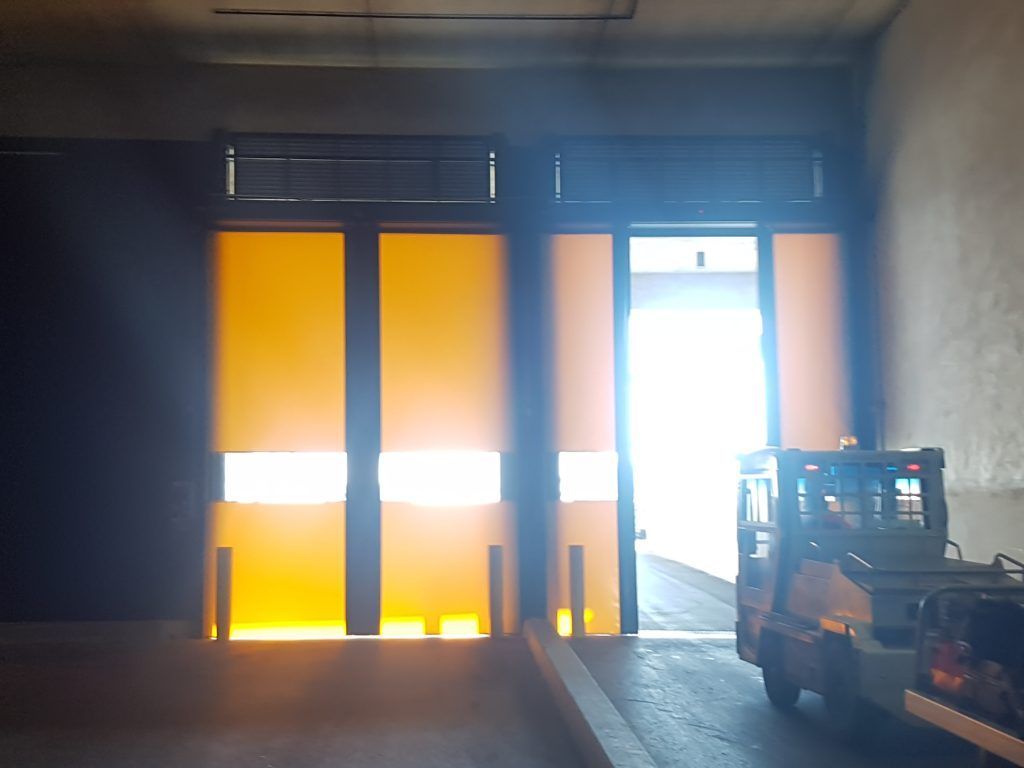 Porte de garage fermée vue d'intérieur