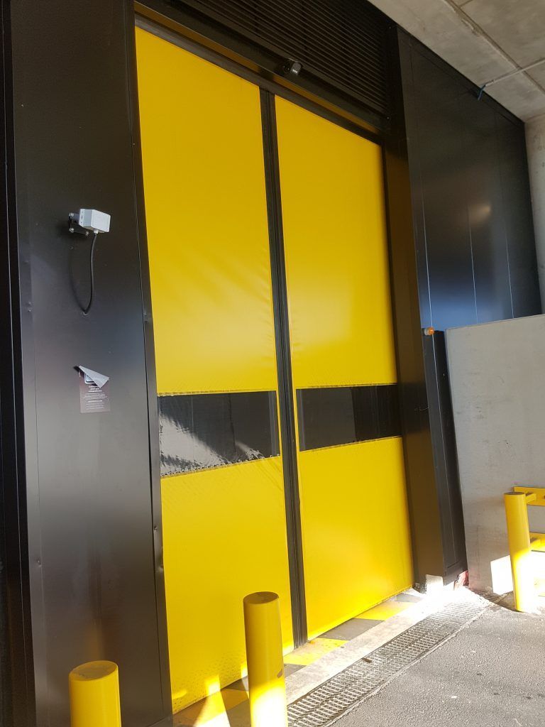 Une porte de garage jaune fermée
