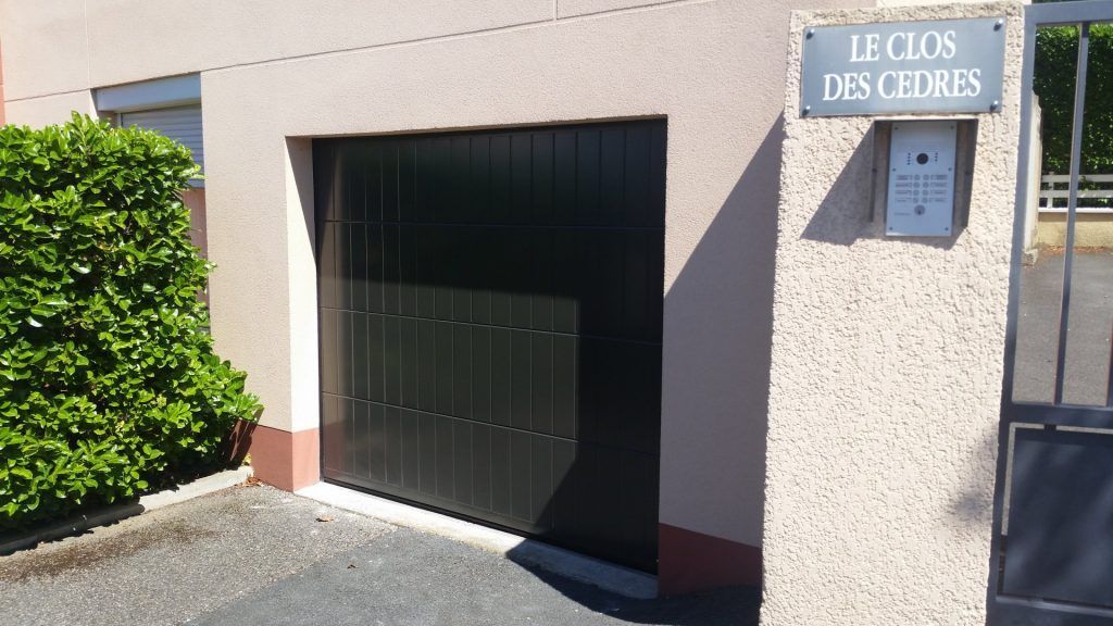 Une porte de garage basculante en alu