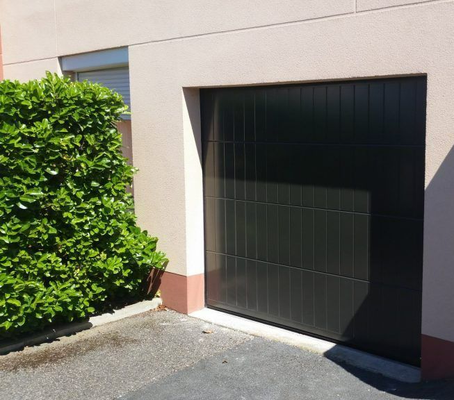 Une porte de garage noire