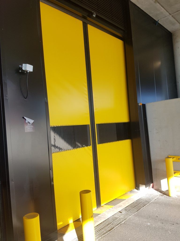 Porte industrielle jaune