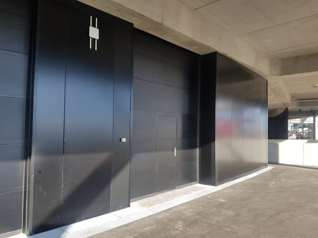 Deux portes industrielles en alu noir