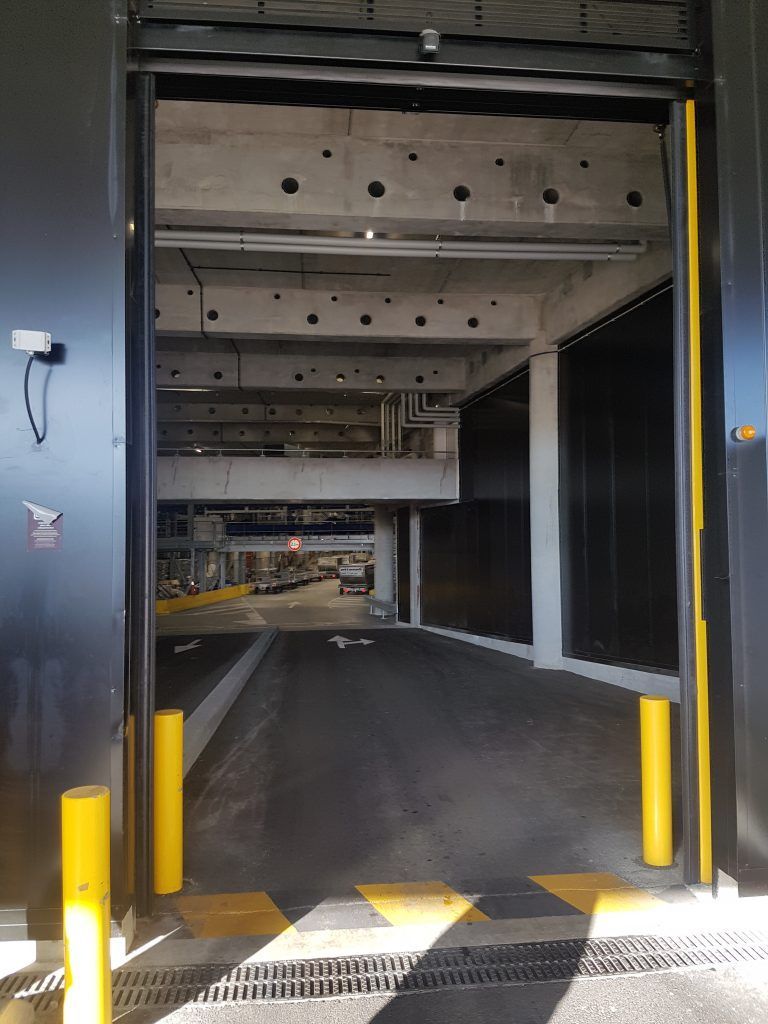 Une porte de garage basculante ouverte