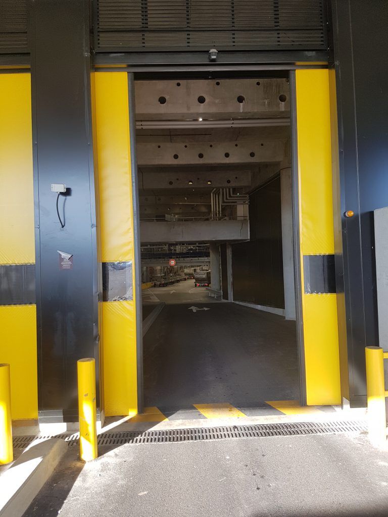 Porte industrielle et parking