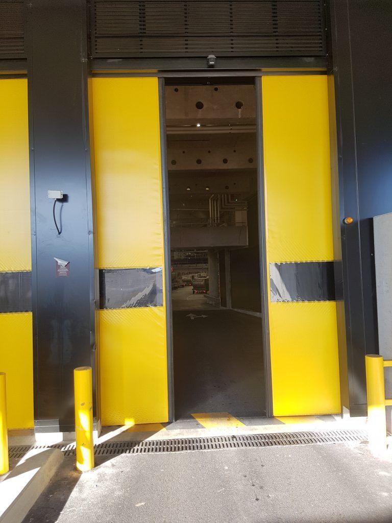 Une porte de garage industrielle