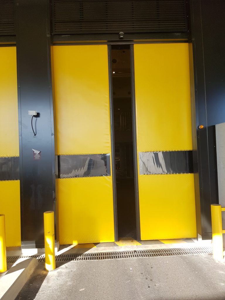 Une porte industrielle jaune et noire