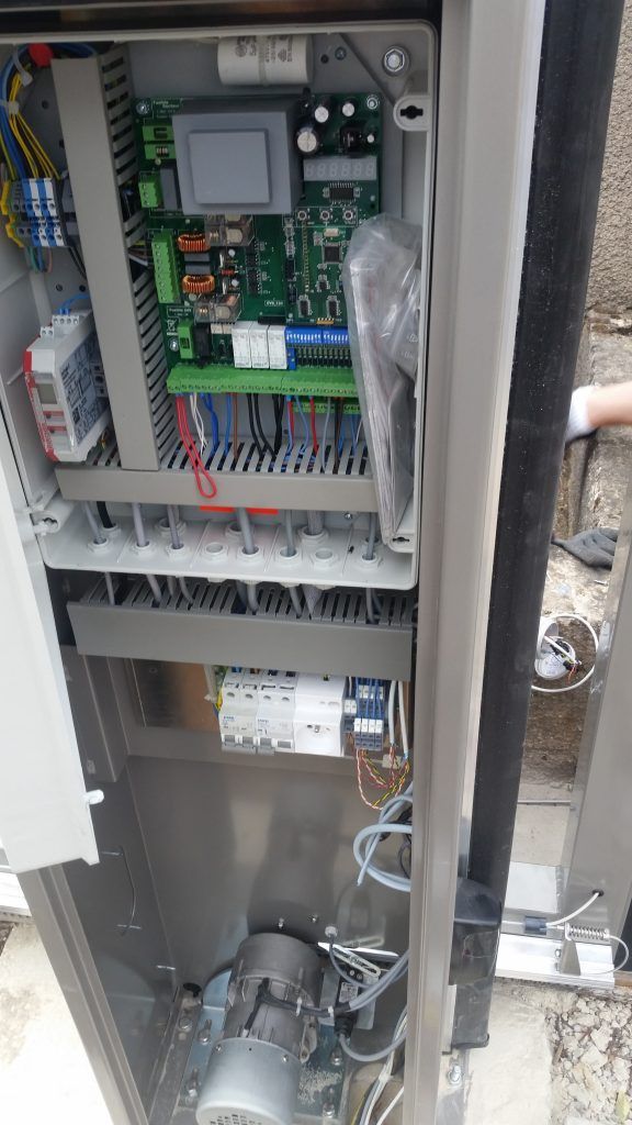 Intérieur d'un boitier de motorisation de portail