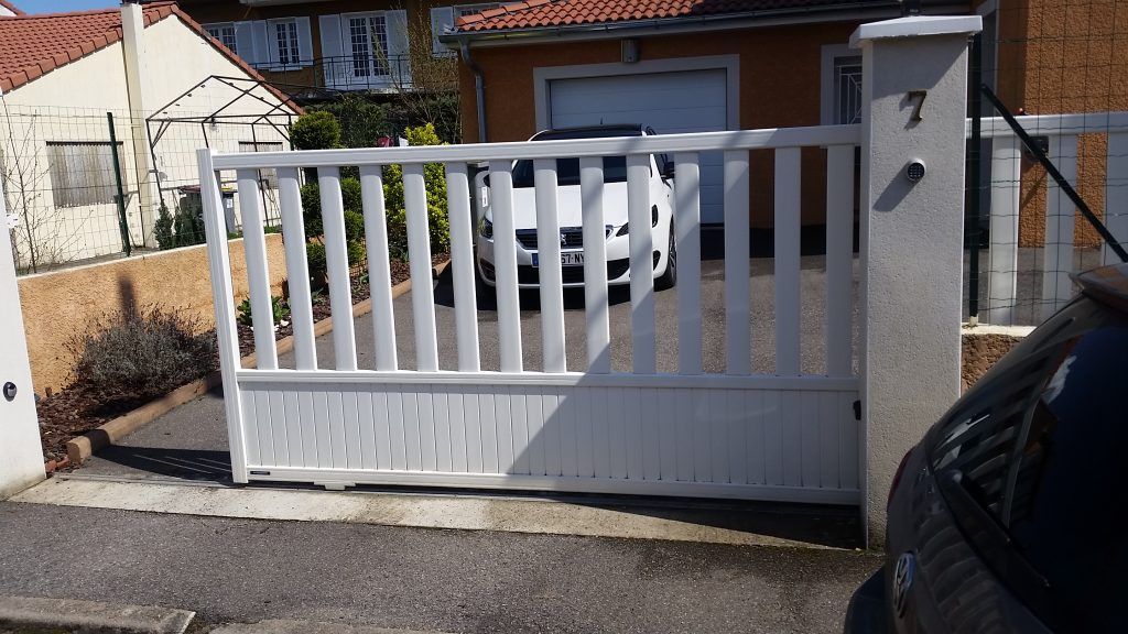 Portail automatique blanc ouvert