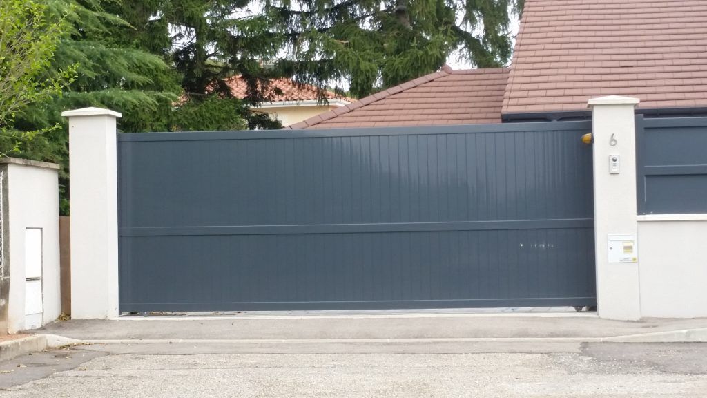 Un portail coulissant de forme droite