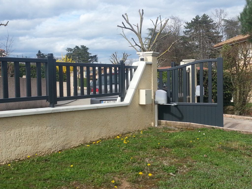 Jardin avec muret et clôture