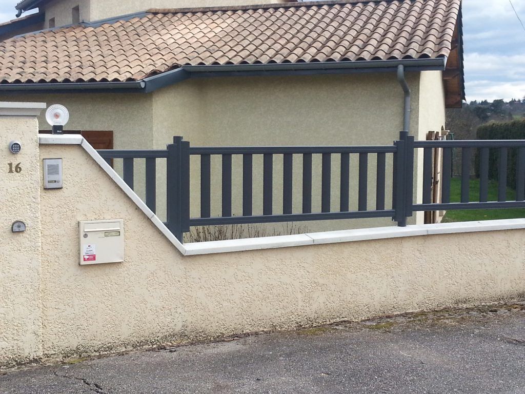 Boîte aux lettres, muret et clôture