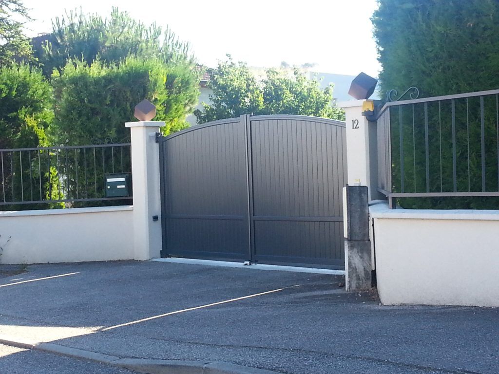 Entrée de maison avec portail battant